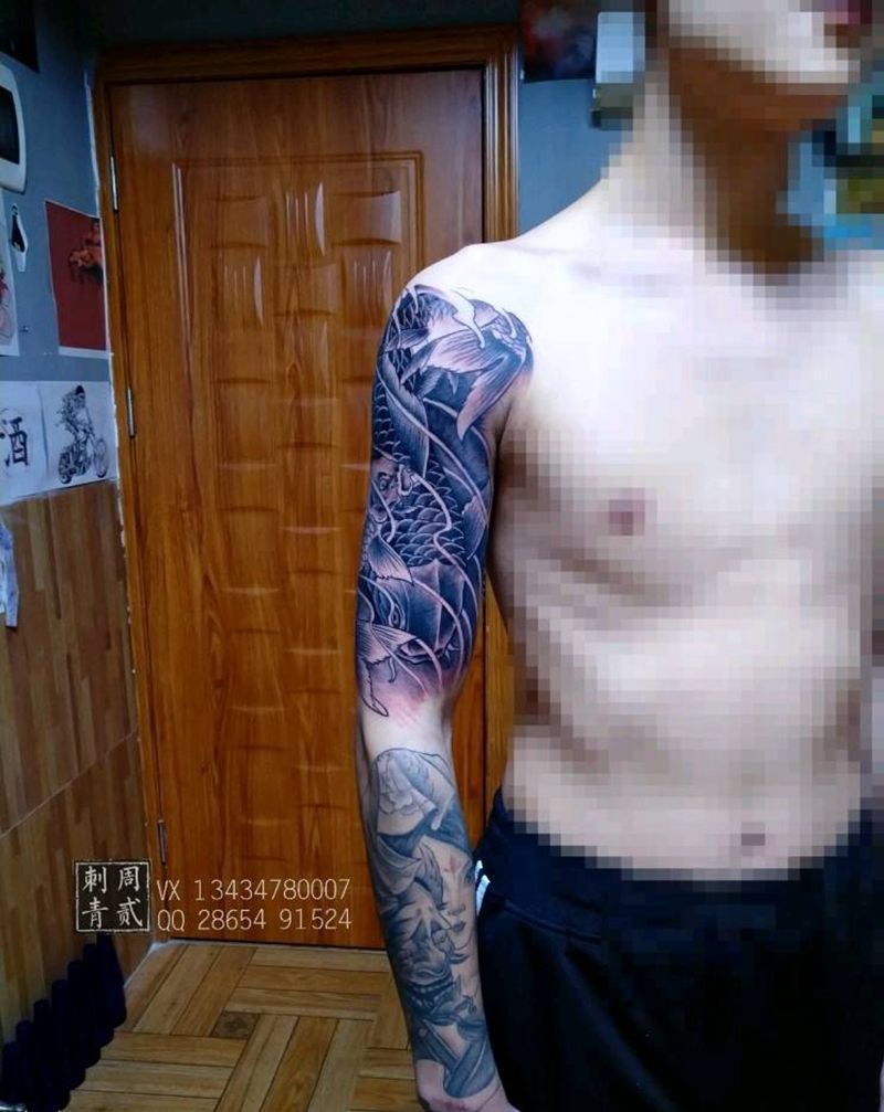 大臂鲤鱼纹身图片_手臂新传统纹身图案