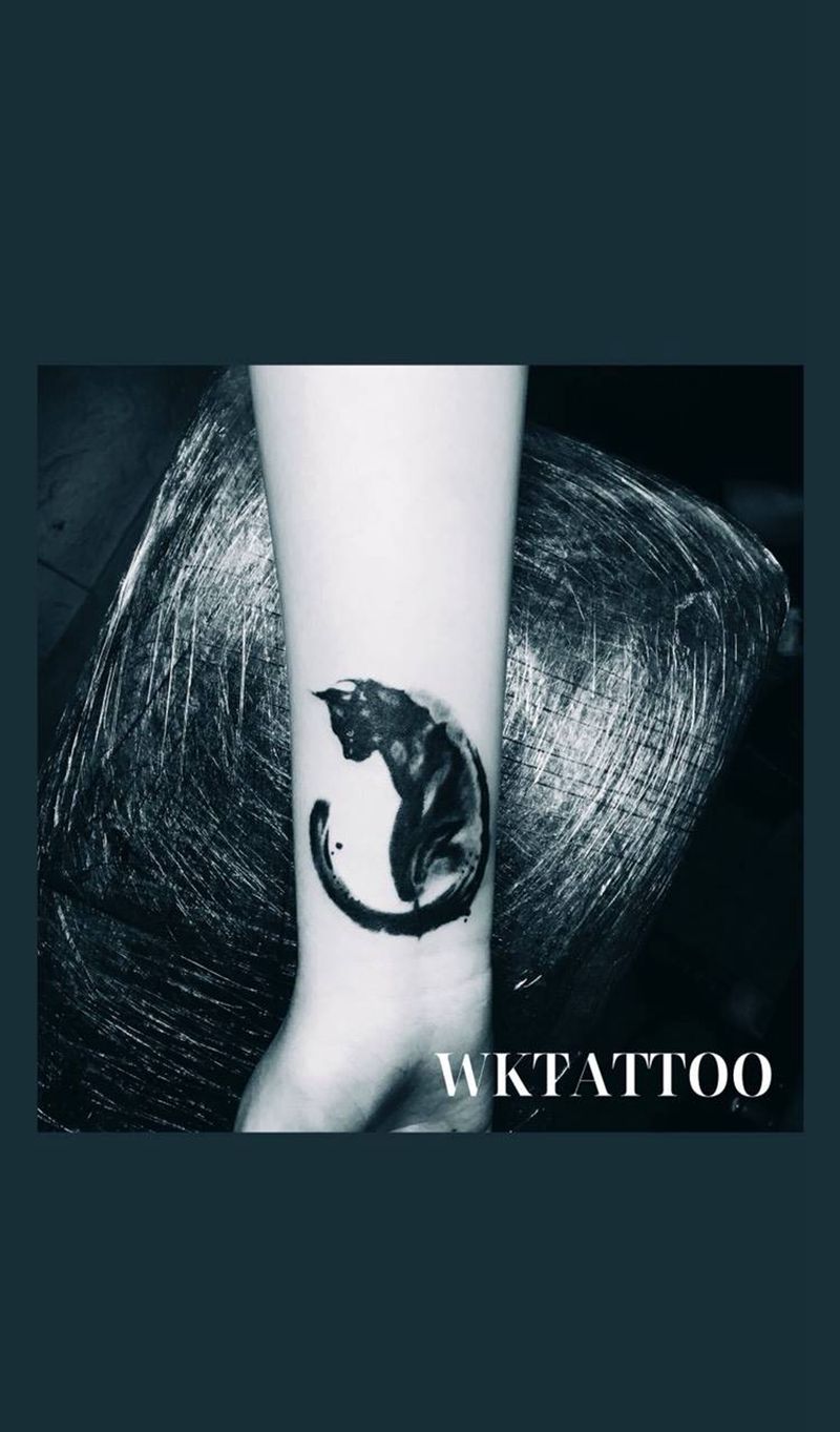 水墨猫遮盖十字架纹身图片_传统动物手部成品纹身图案