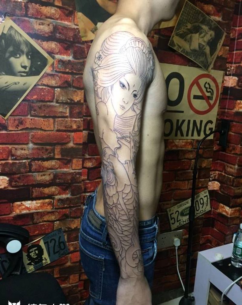 花臂艺妓龙鱼线条纹身图片_手臂新传统龙鱼艺妓花臂纹身图案