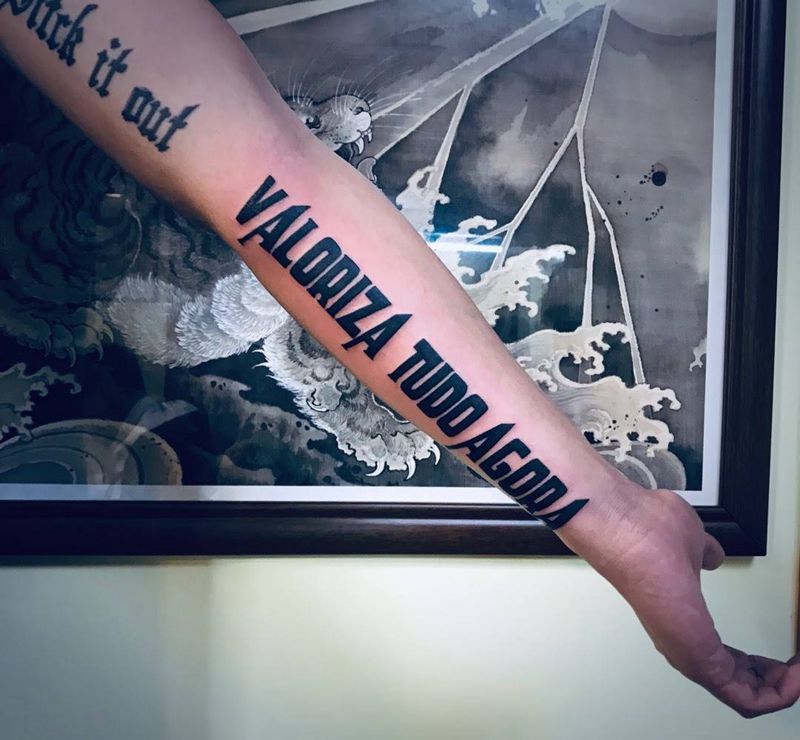 侧边英文纹身图片_手臂花体字纹身图案