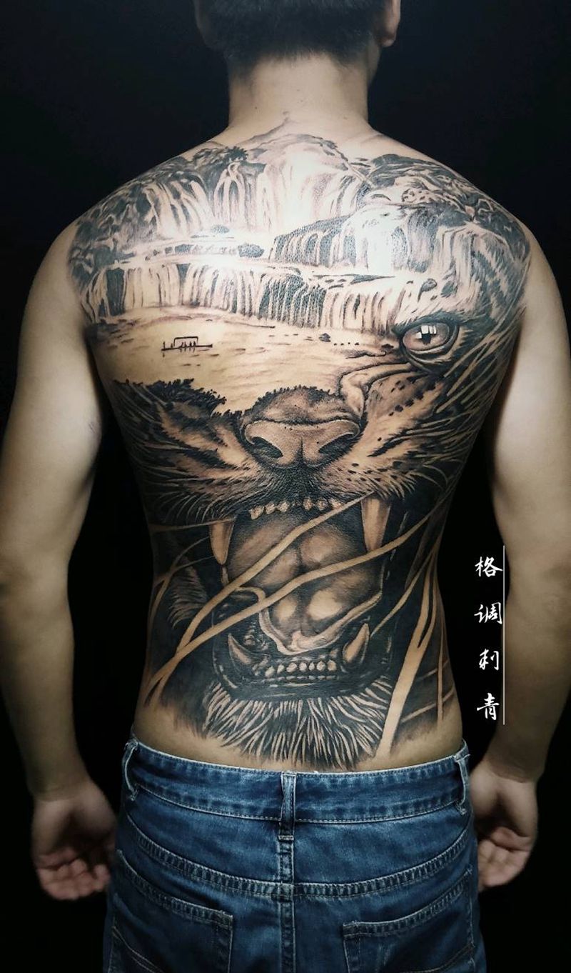 满背写实虎头纹身图片_背部欧美写实虎头写实纹身图案