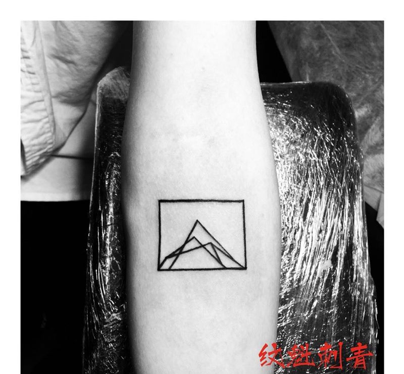 线条小图纹身图片_几何清新手部成品纹身图案