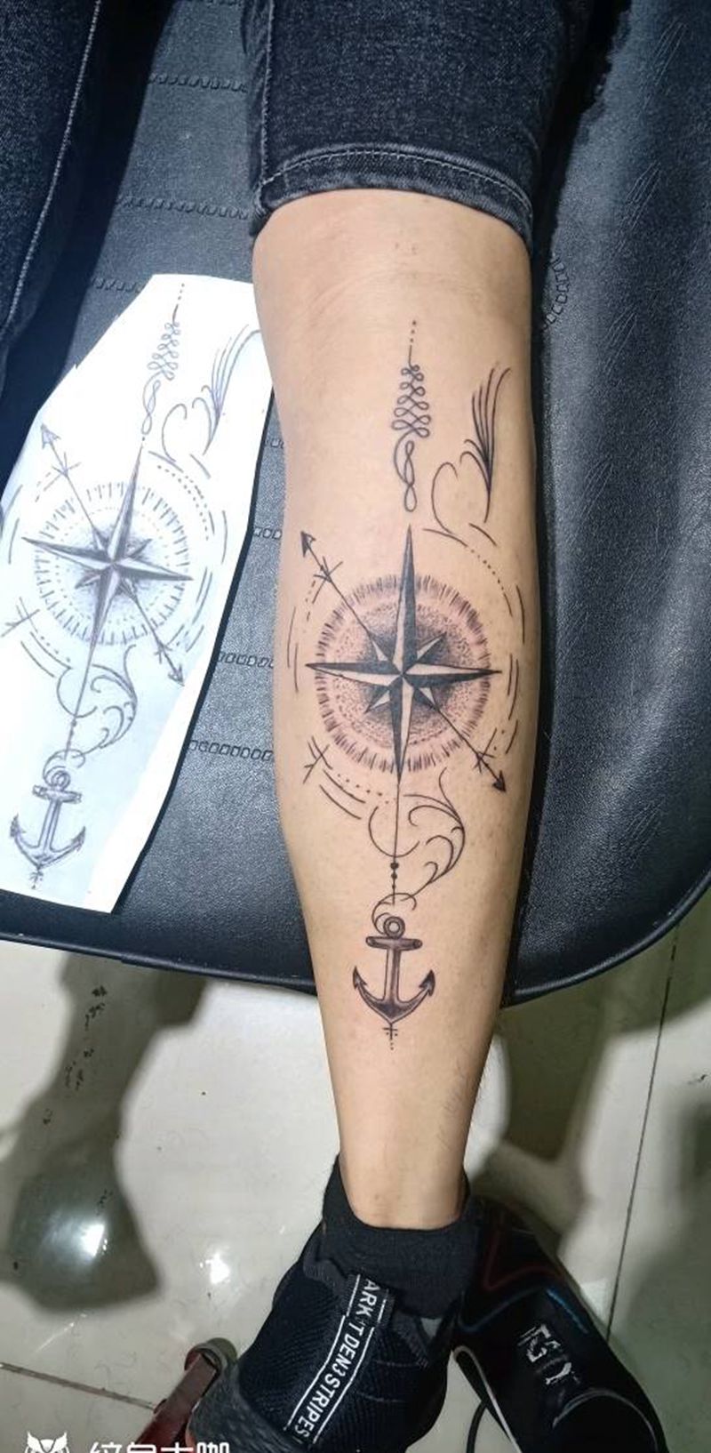 指南针纹身图片_手臂点刺纹身图案