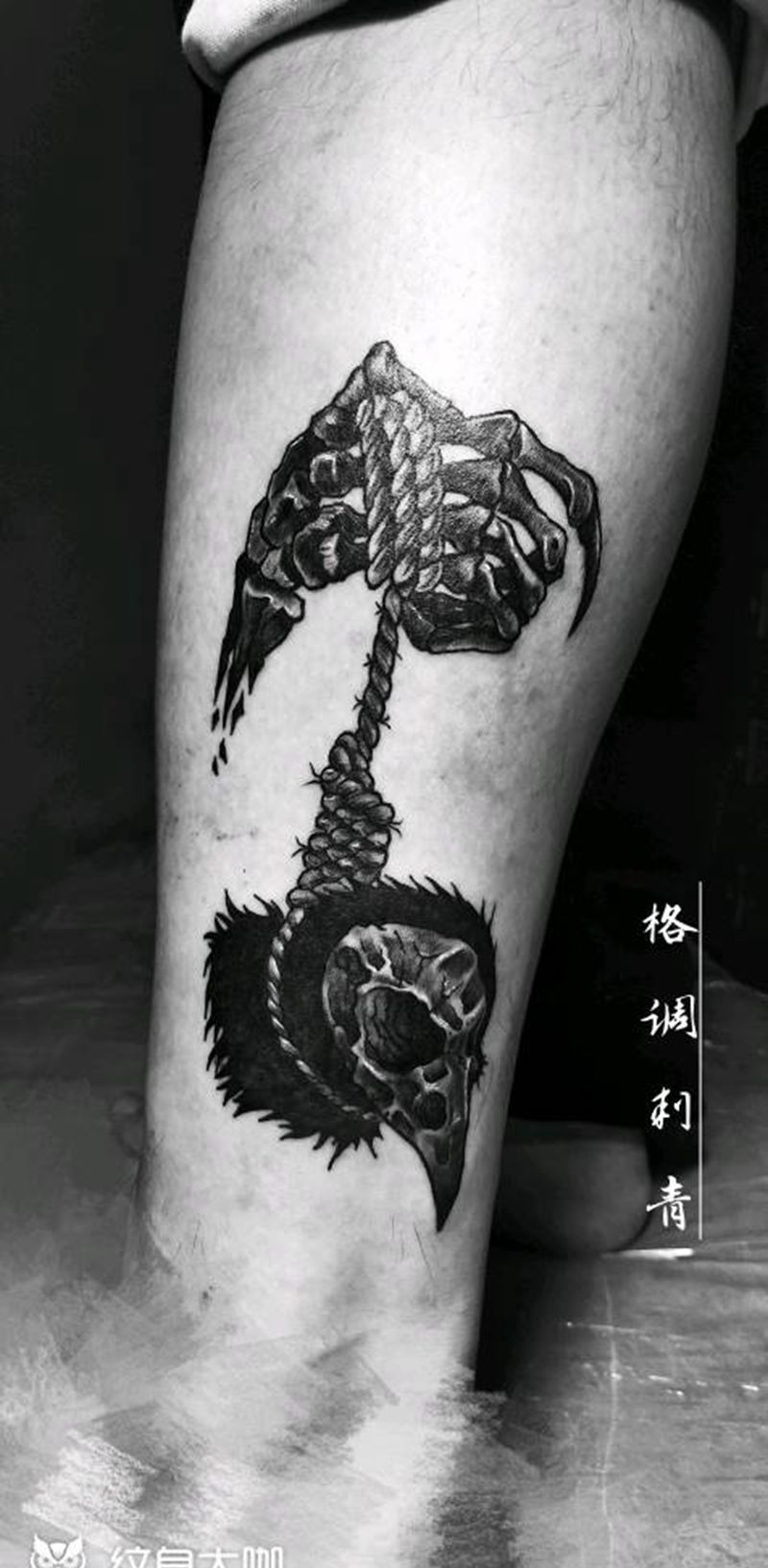 小遮盖纹身图片_脚部Old School手骨乌鸦头骨遮盖纹身图案