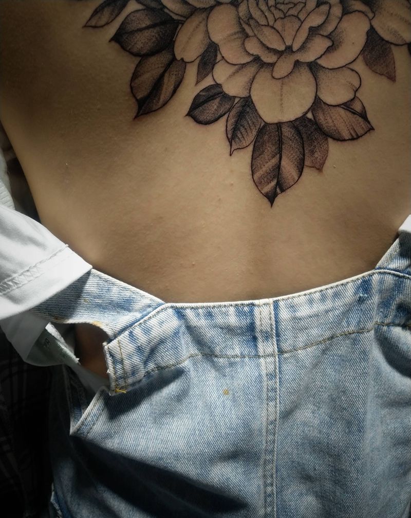 花·猫纹身图片_背部纹身图案