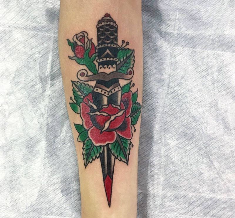 匕首纹身图片_手臂Old School纹身图案