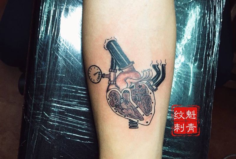 机械心纹身图片_成品原创写实手部纹身图案