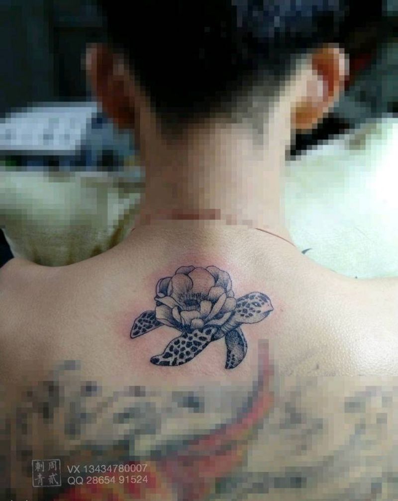 小乌龟纹身图片_背部纹身图案