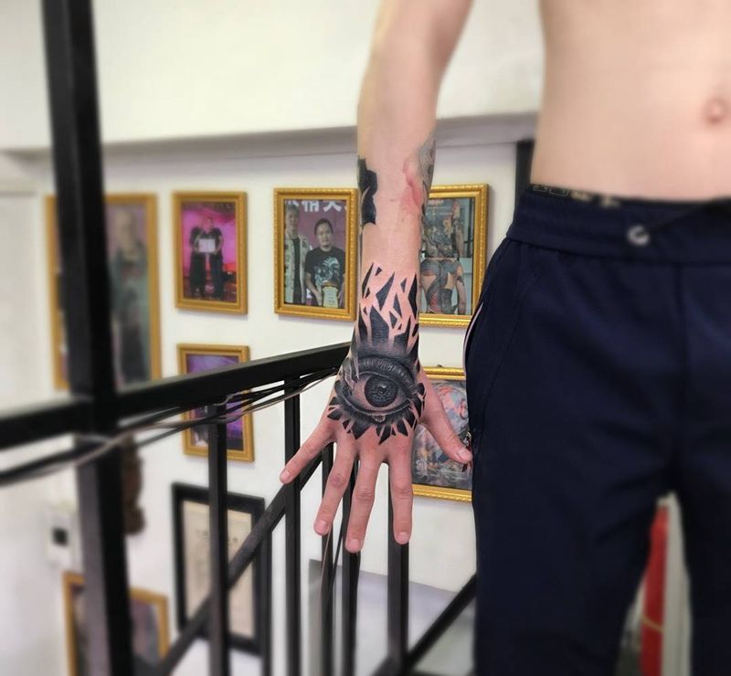 眼睛纹身图片_成品手部写实欧美图腾眼睛纹身图案