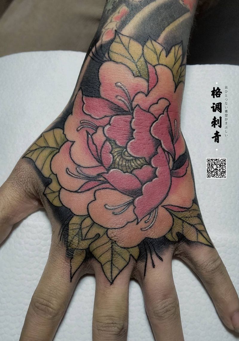 双手背纹身图片_手部老传统点刺玫瑰牡丹纹身图案