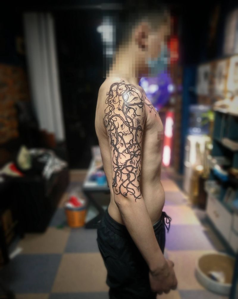 藤蔓纹身图片_手臂新传统纹身图案