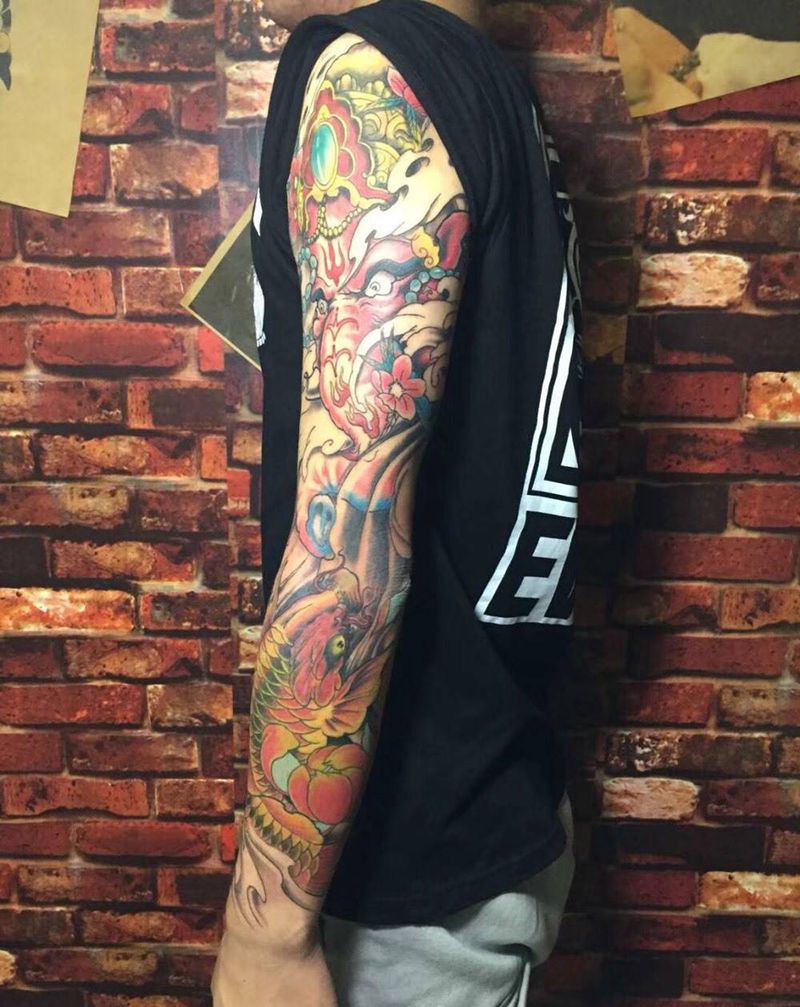 彩色象神鲤鱼花臂纹身图片_手臂新传统鱼 象神彩色花臂纹身图案