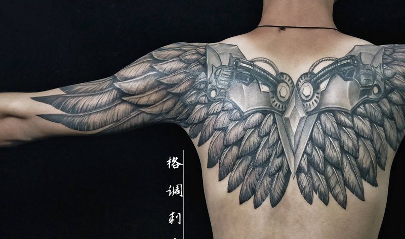 机械翅膀遮盖双枪纹身图片_背部手臂欧美写实机械翅膀纹身图案