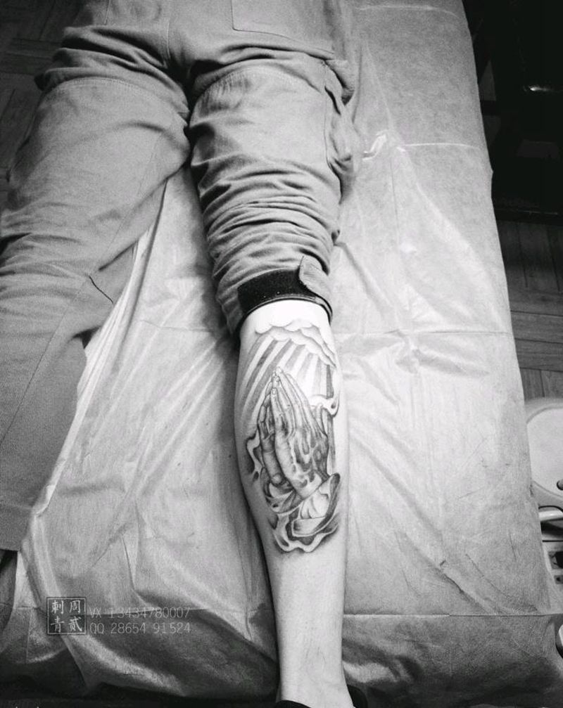 祈祷之手纹身图片_腿部纹身图案