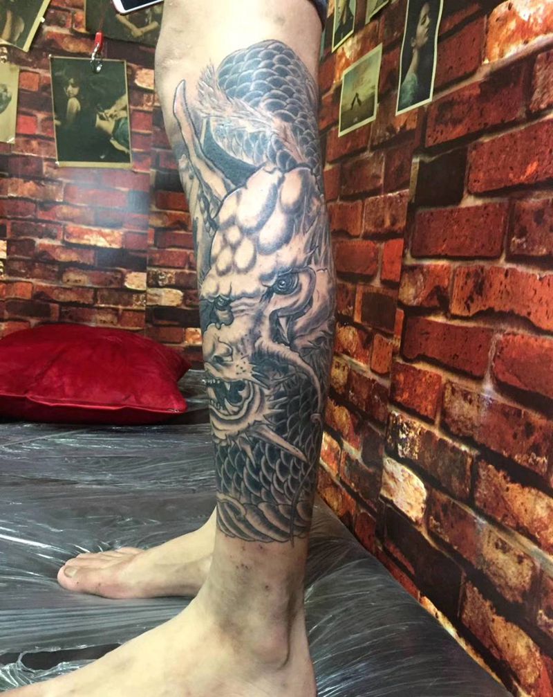 龙小腿纹身图片_腿部新传统龙腿黑灰纹身图案