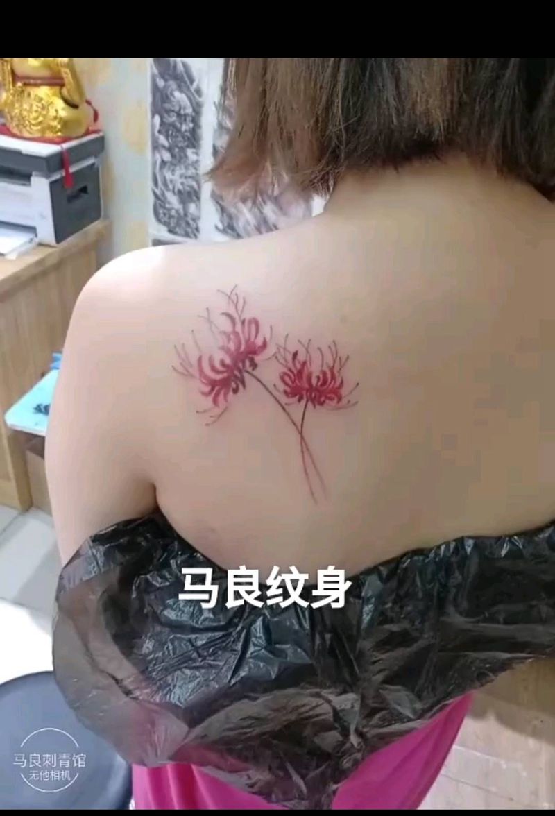 彼岸花纹身图片_肩部纹身图案