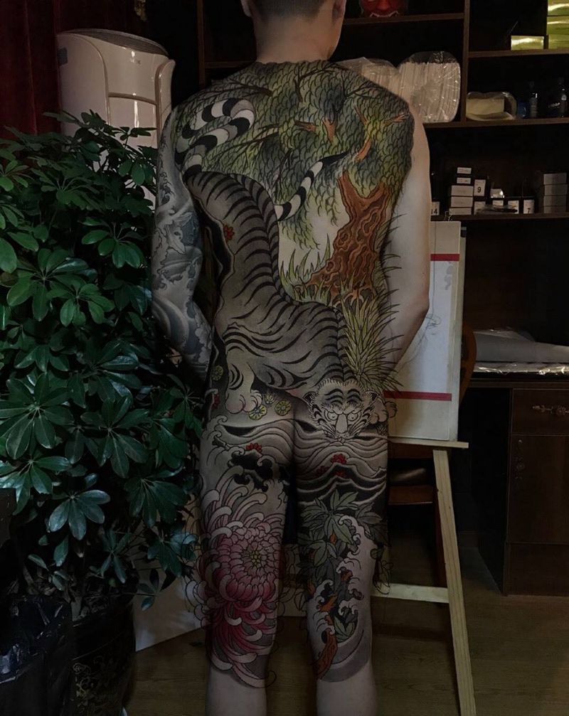 大老虎纹身图片_背部纹身图案