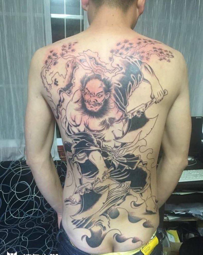 满背阔斧李逵纹身图片