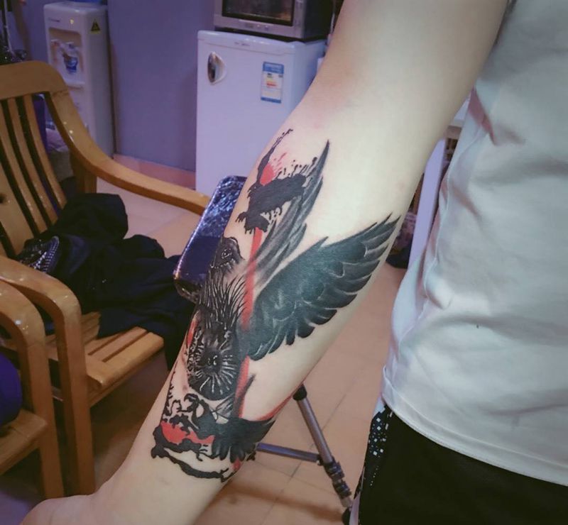 水墨乌鸦➕眼睛纹身图片_成品手臂水墨纹身图案