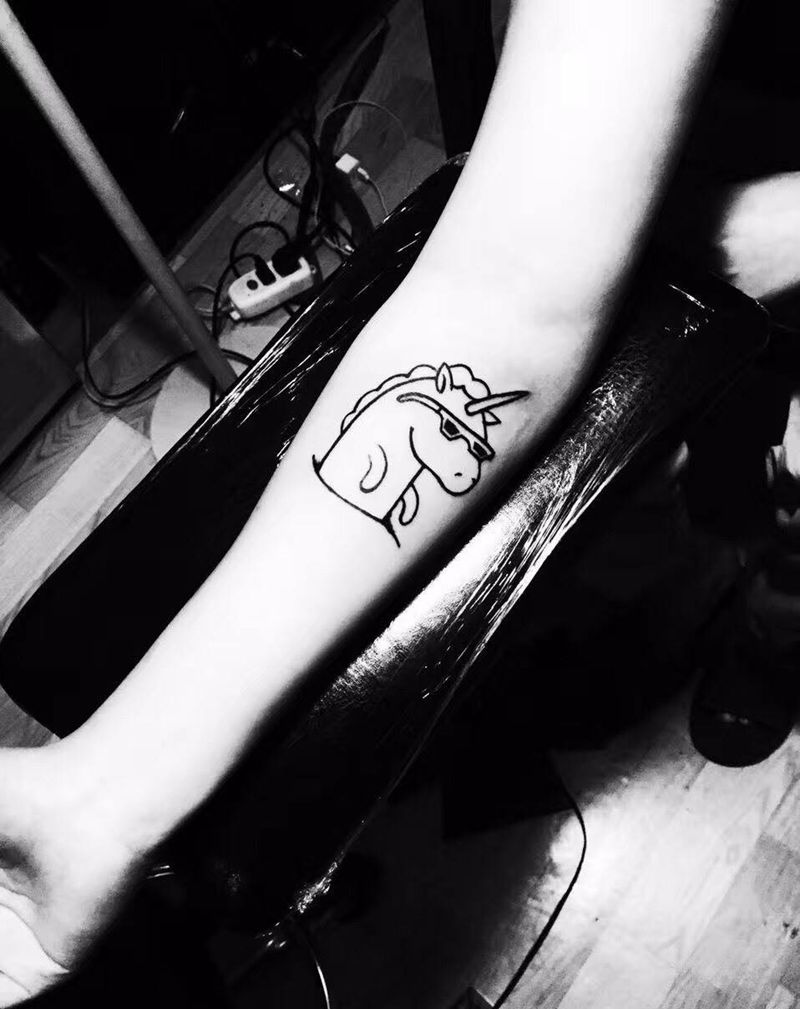 线条独角兽纹身图片