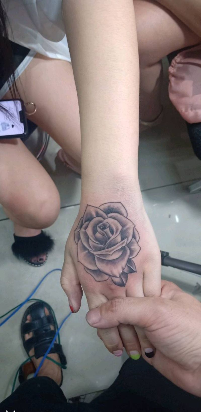 玫瑰花纹身图片_手部纹身图案
