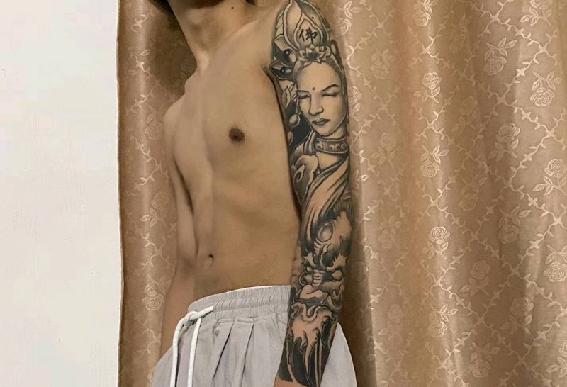 地藏王花臂纹身图片_手臂新传统地藏王玄奘花臂线条纹身图案