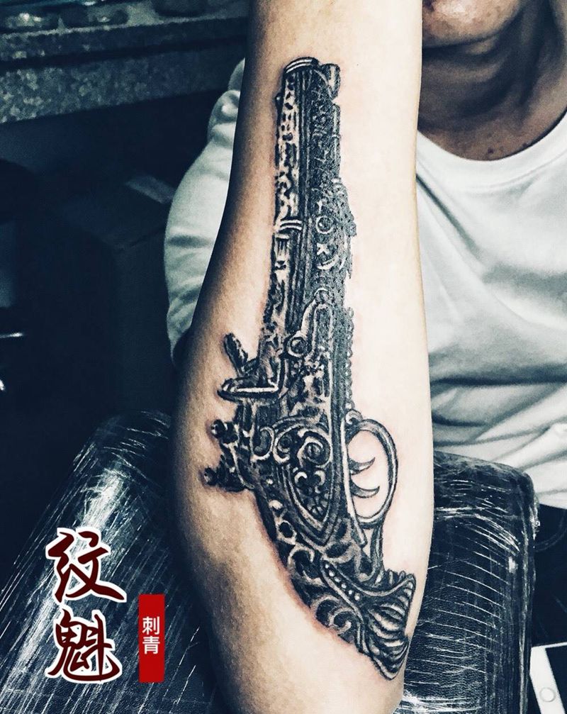 手枪纹身图片_成品手臂欧美纹身图案