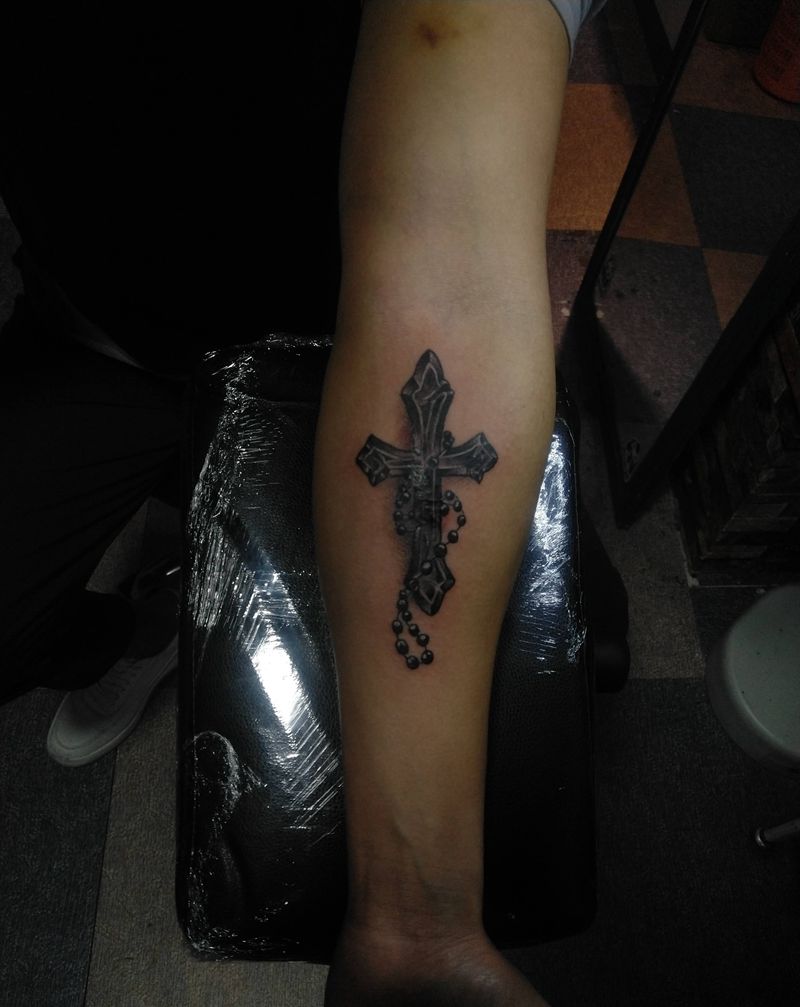 十字架盖疤纹身图片_手臂纹身图案