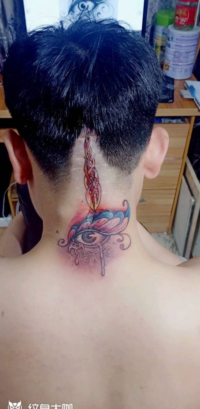 眼睛纹身图片_颈部新传统纹身图案