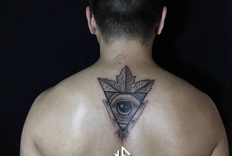 眼见为实耳听为虚纹身图片_背部点刺纹身图案