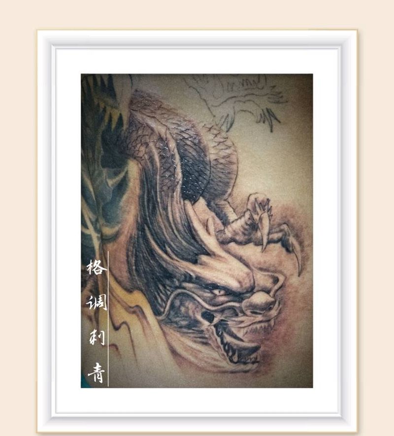 《九龙Ⅱ》一角纹身图片_背部新传统欧美写实九龙拉棺纹身图案