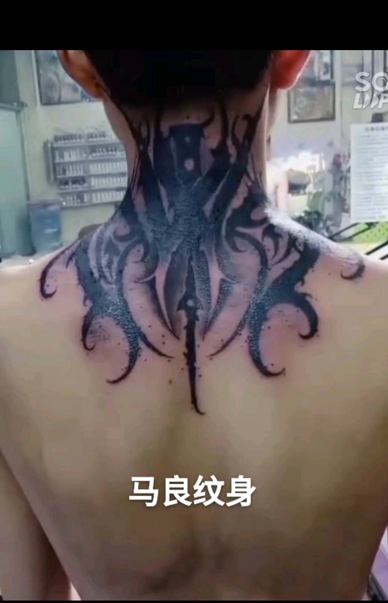 黑暗系纹身图片_颈部纹身图案