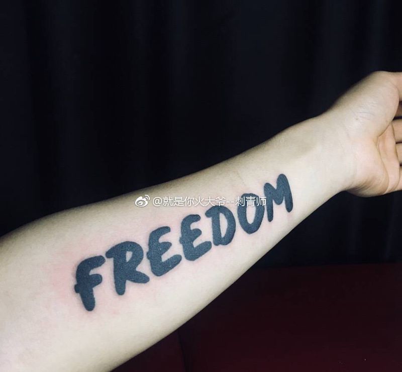 手臂英文纹身图片_成品手臂字符纹身图案