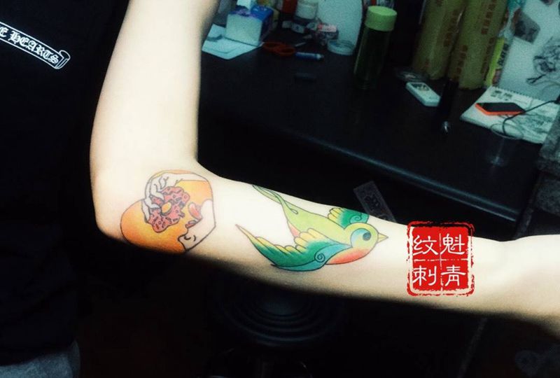 甜甜圈和燕子纹身图片_成品原创动物人物写实纹身图案