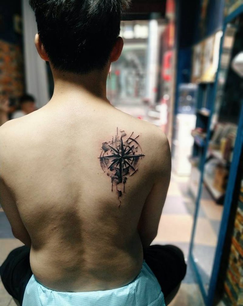 指南针纹身图片_肩部纹身图案