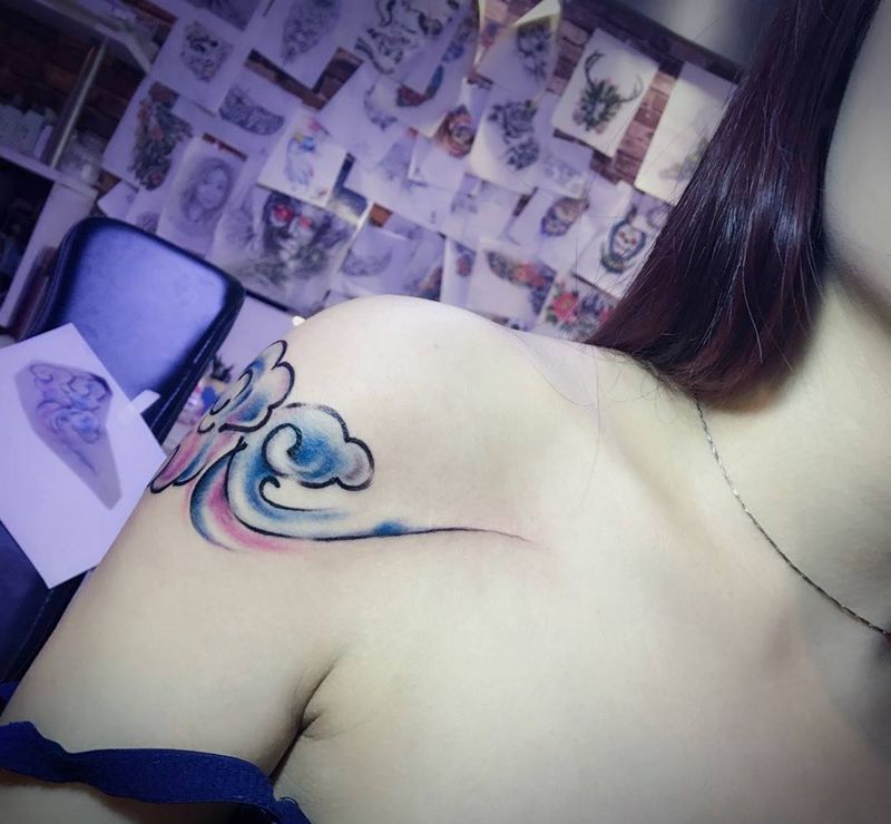 水彩云朵纹身图片_成品肩部清新纹身图案