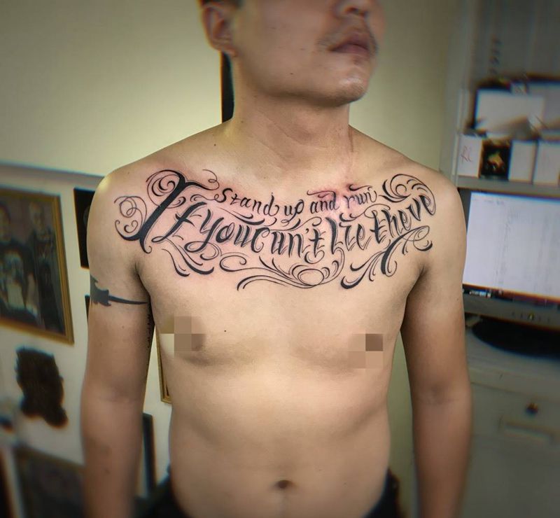 花胸英文纹身图片_胸部花体字欧美写实花胸英文花胸纹身图案