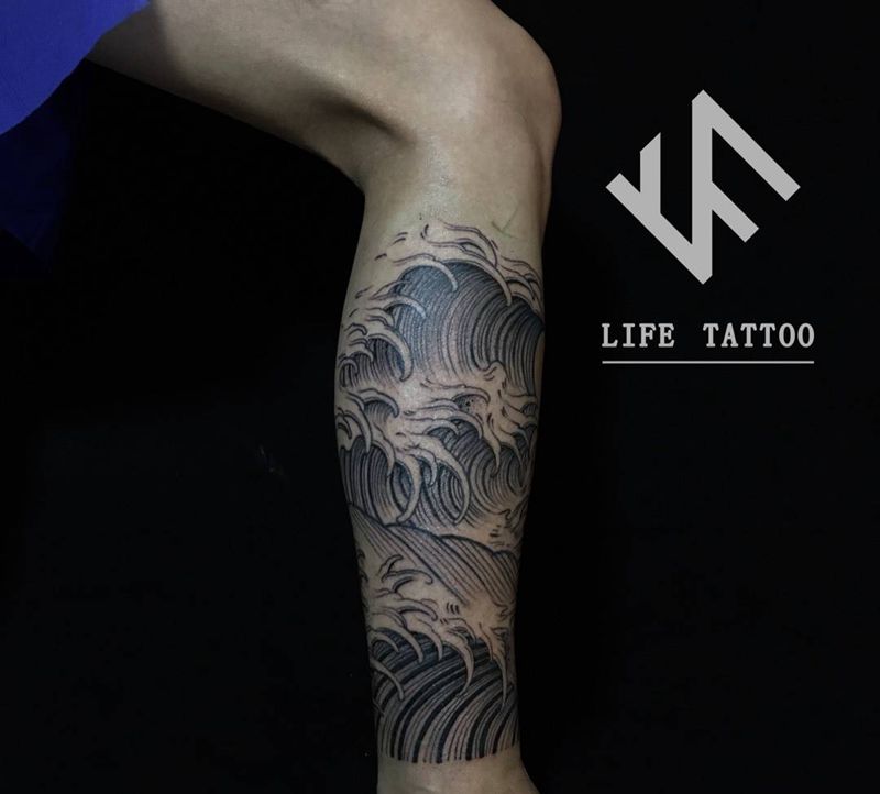 浪纹身图片_脚部老传统纹身图案