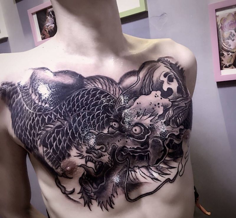 花胸盘龙纹身图片_覆盖胸部成品纹身图案