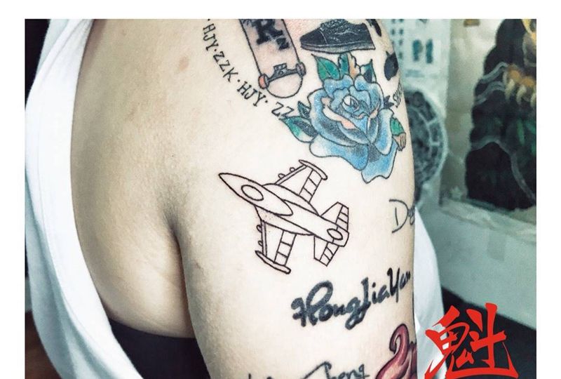 小飞机纹身图片_几何清新手臂成品纹身图案