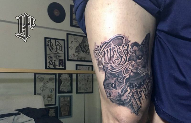 客人的猫加花体纹身图片_花体字原创保持圆寸欧美腿部成品纹身图案