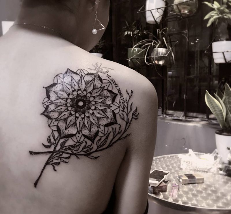 点刺花纹身图片_成品背部植物点刺纹身图案