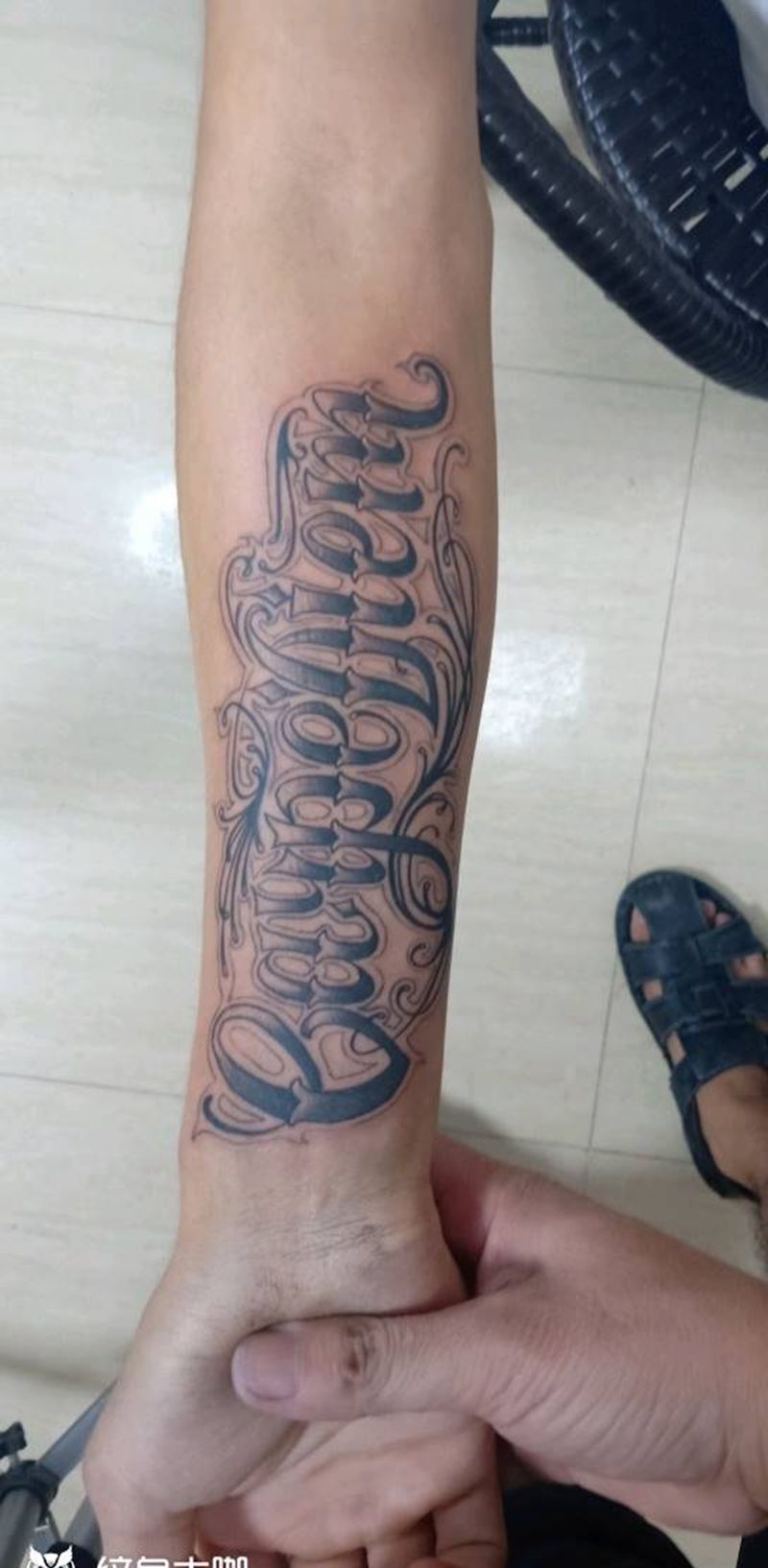 花体字纹身图片_手臂纹身图案