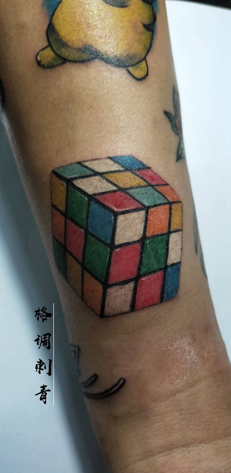 小魔方纹身图片_手臂New School魔方纹身图案