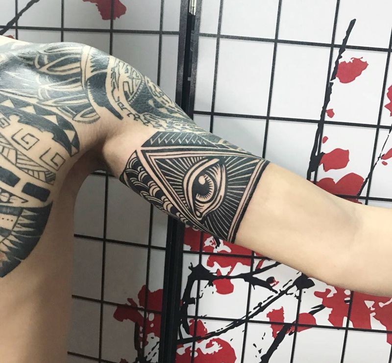 上帝之眼和手绘图腾纹身图片_手臂图腾纹身图案