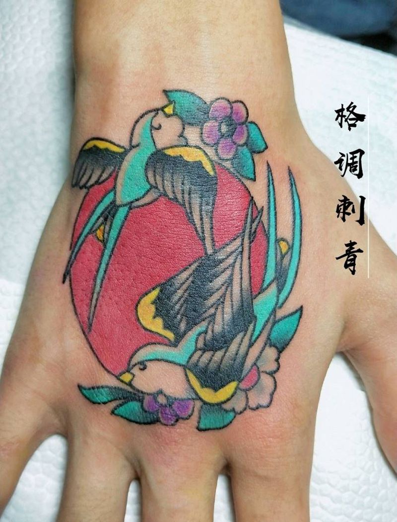 手背school纹身图片_手部Old School燕子纹身图案