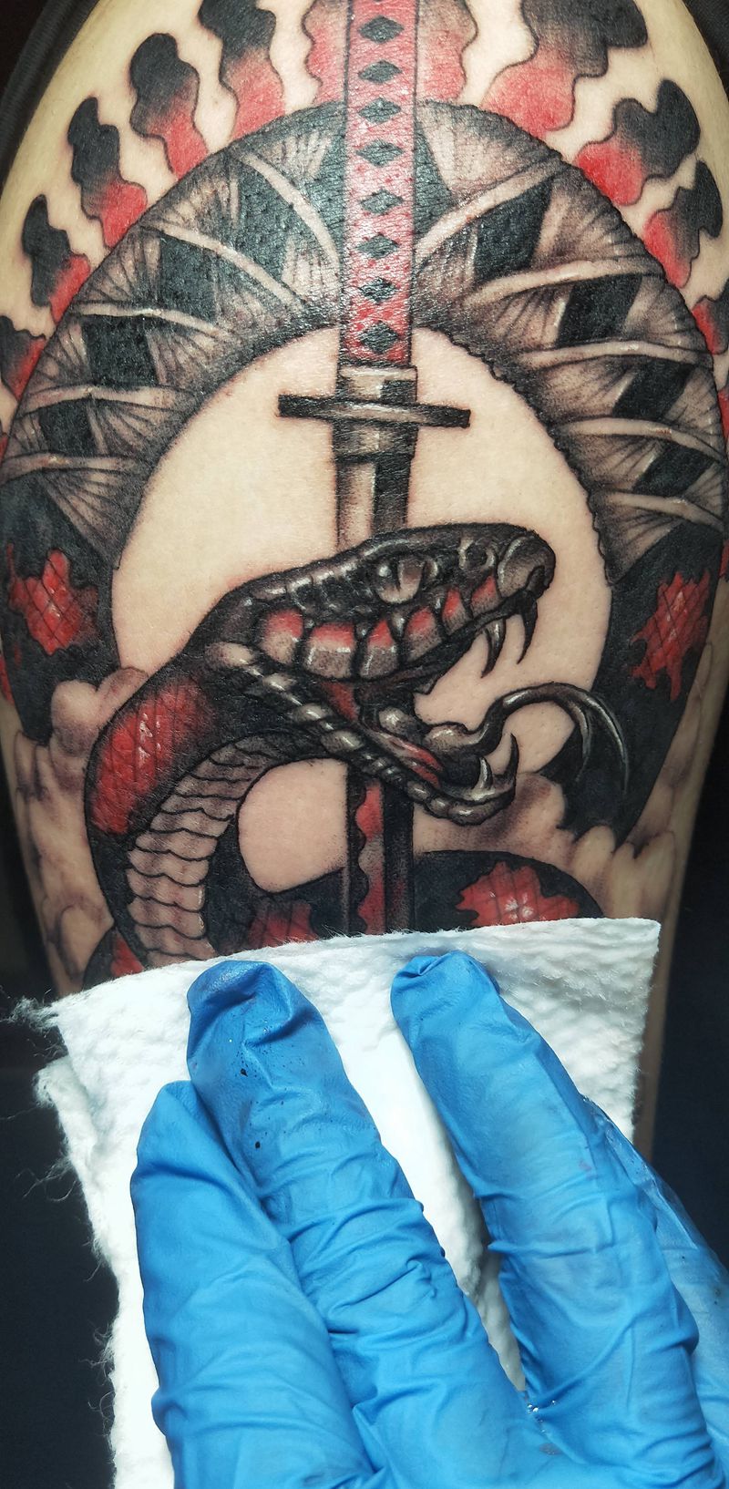 大臂蛇纹身图片_手臂New School欧美写实蛇彩色大臂纹身图案