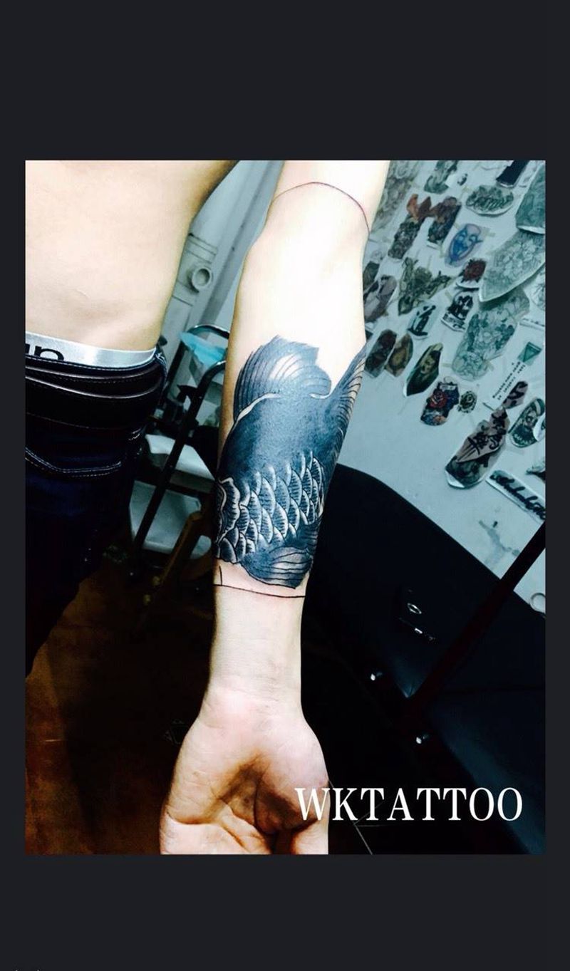 金鱼遮盖图腾纹身图片_成品动物传统手臂纹身图案