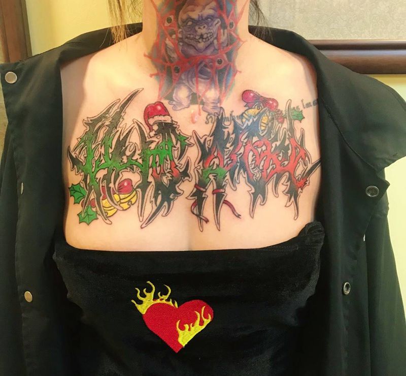 圣诞礼物纹身图片_胸部花体字纹身图案