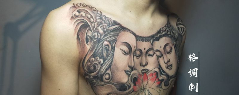 花胸三面佛纹身图片_胸部新传统花胸三面佛纹身图案